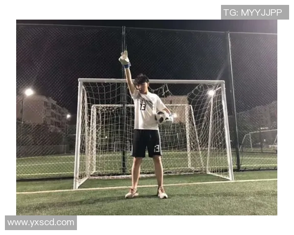 帅气足球明星展现艺术才华亲手绘制足球梦想画作