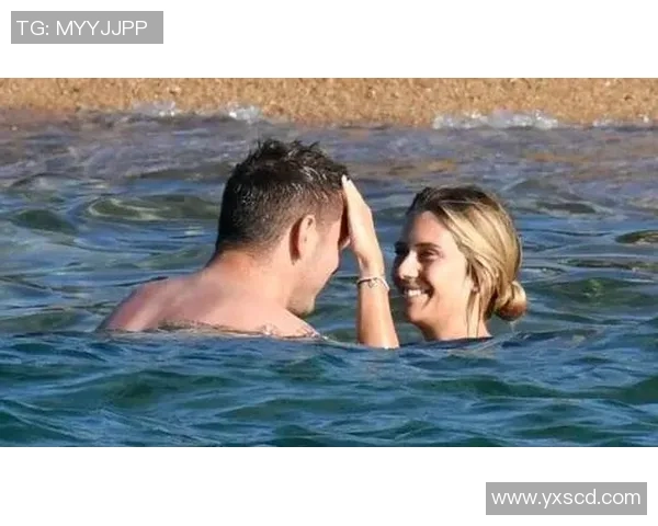 足球明星与女粉丝亲密合影展现温馨瞬间引发热议